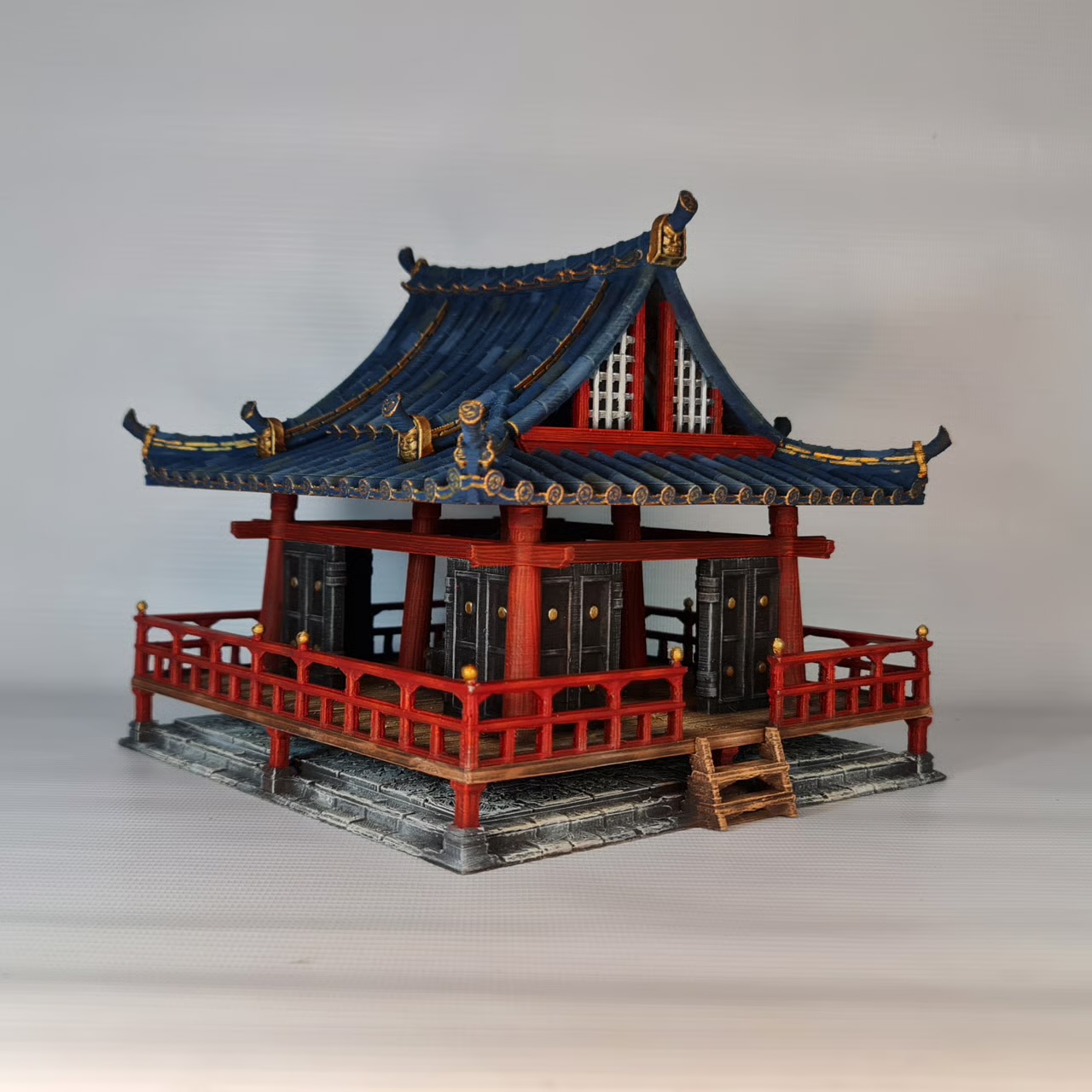 Bemalter japanischer Tempel mit roten Geländern und blauem Dach