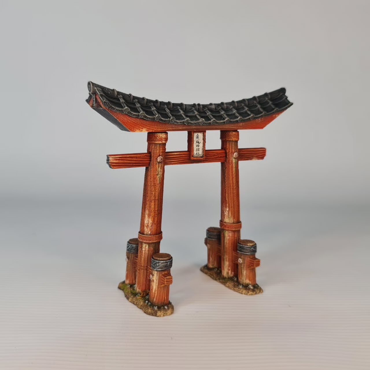 Bemaltes rotes Torii mit Ziegeldach